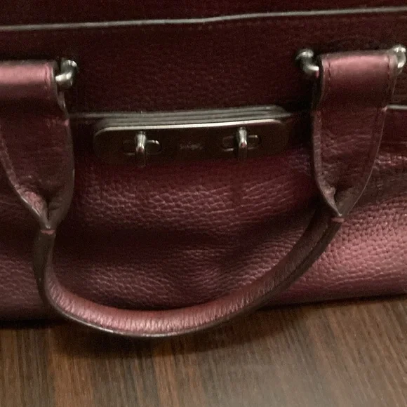 Coach Swagger without crossbody strap and a slight lean - Picture 9 of 14